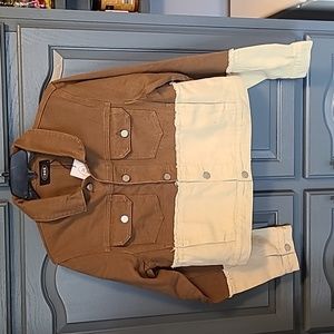 NWT 2 tone denim jacket. Fabulous detailing. 4 pockets in front